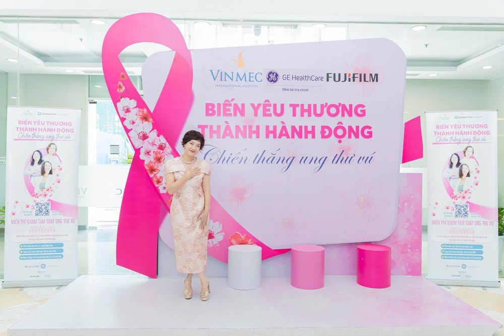 
People's Artist Le Khanh appeared at the PinkWin event in an elegant pink dress, perfectly matching the color of the pink ribbon - a symbol of hope, strength, and unity in the fight against breast cancer.
