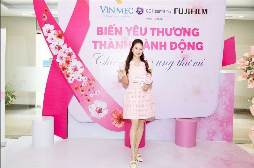 
Actress Hong Diem looked stunning in a sophisticated pink dress at the campaign launch event at Vinmec. The pink ribbon also served as a symbol of the global breast cancer awareness movement.
