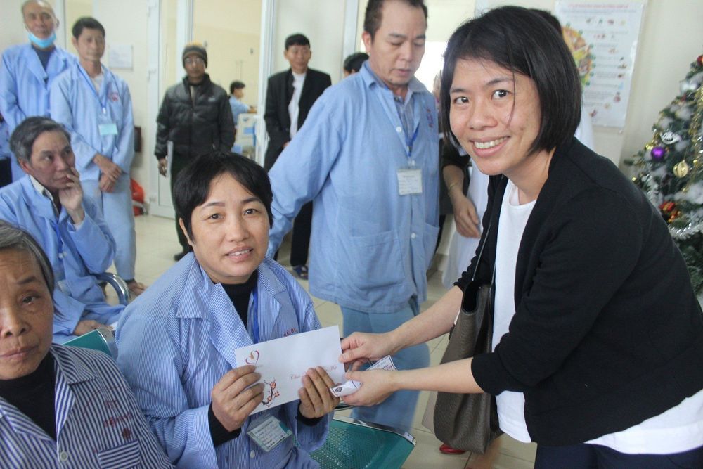 
Vinmec Hospital Representative presents gifts to patients in Internal Medicine 2 Department
