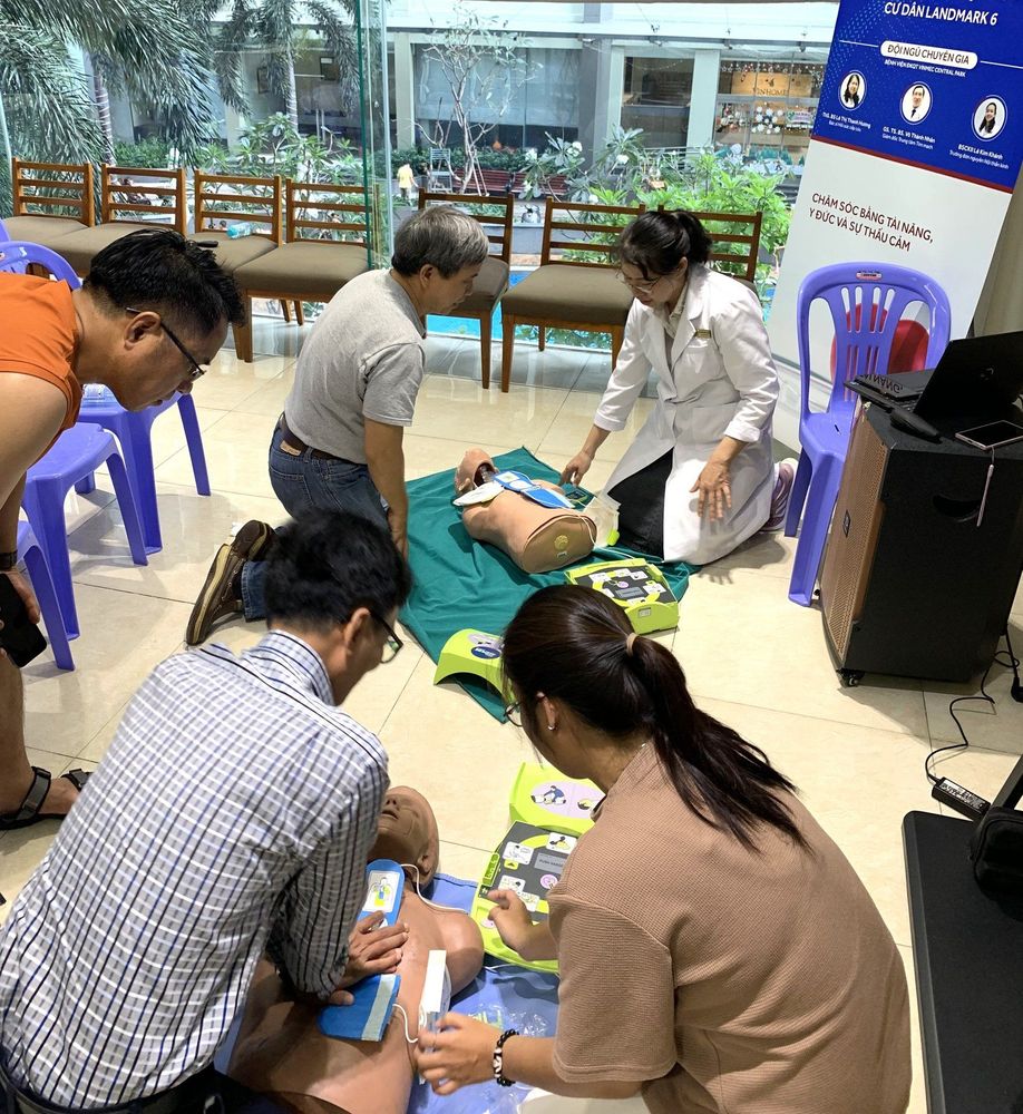 
The doctor educated customers on how to perform CPR and artificial respiration
