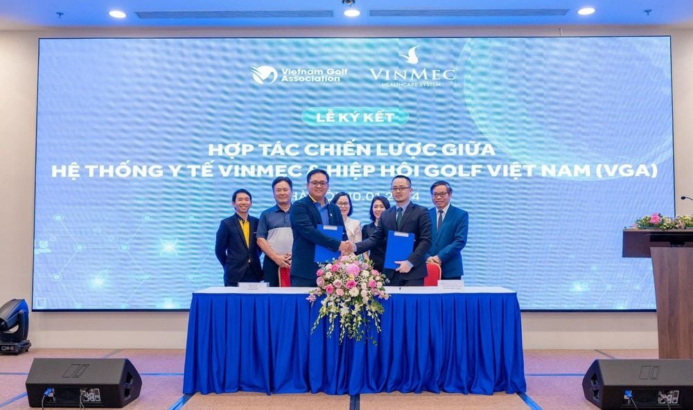 (Representatives of Vinmec Health System and Vietnam Golf Association (VGA) signing the strategic partnership agreement)