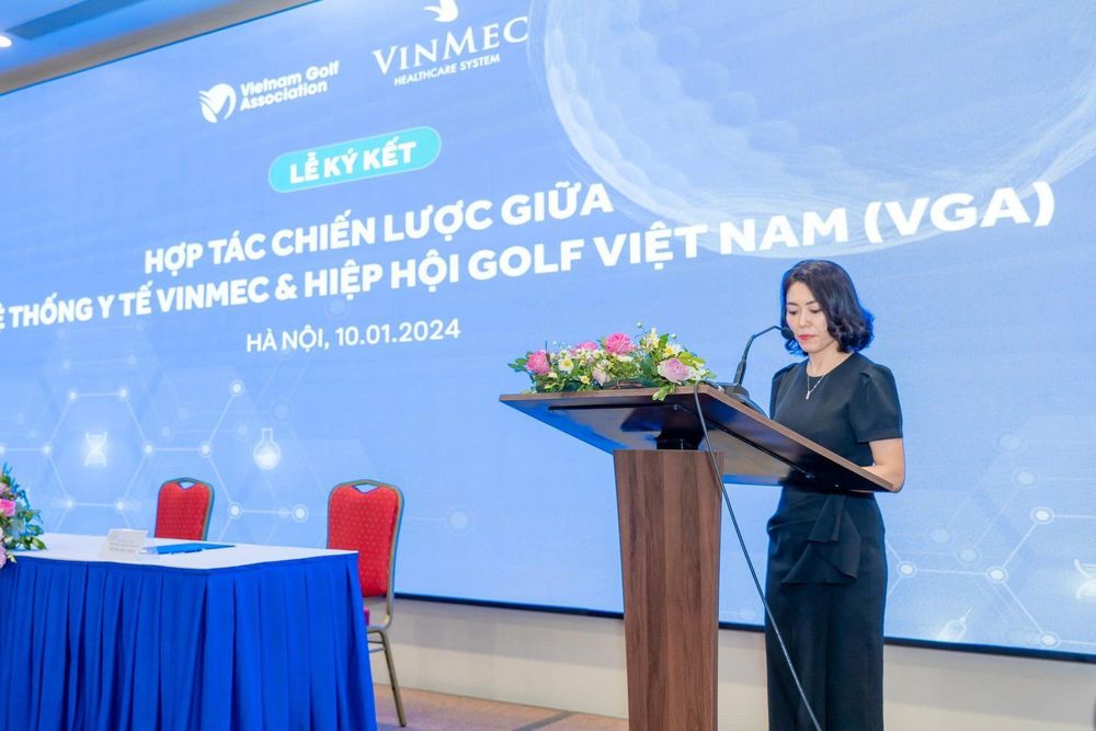 (Nguyễn Thị Thanh Bình – Director of Business Division at Vinmec Health System speaking at the signing ceremony)