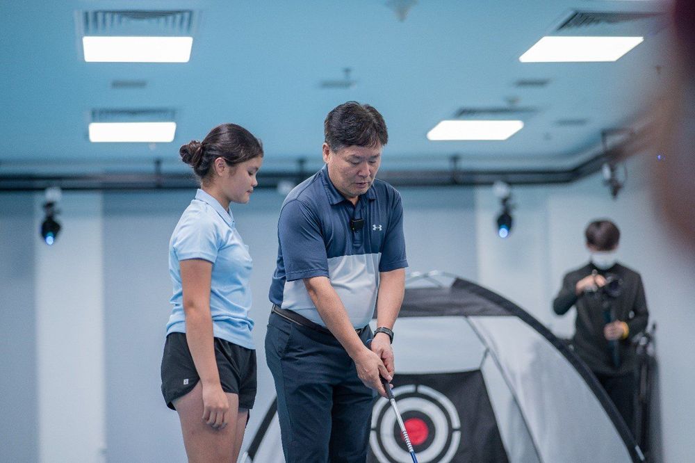 
(TS Kwon Young Ho – “cha đẻ” của Phương pháp Biomechanics trong Golf trực tiếp hướng dẫn và Phân tích chuyển động cho các Golf thủ cùng các BS Vinmec)
