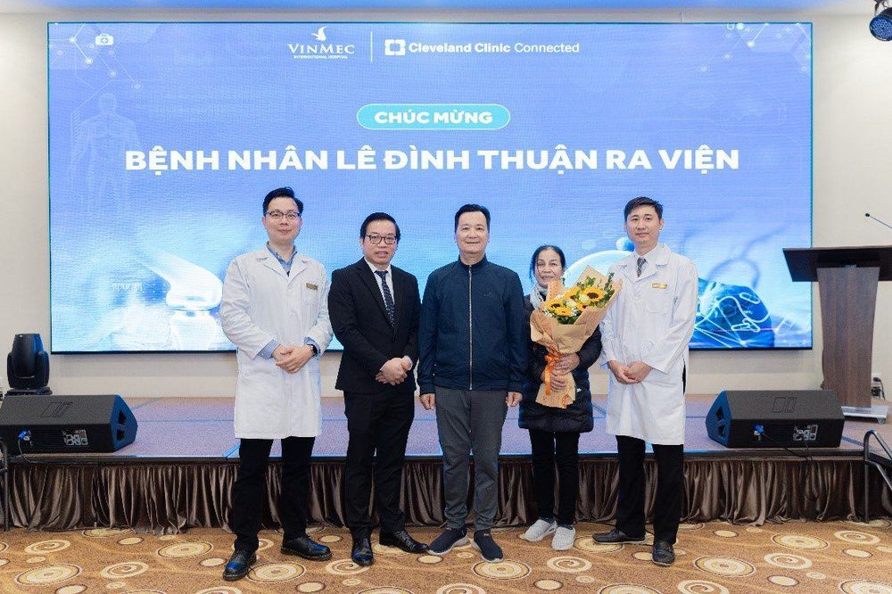 
Patient Lê Đình Thuận taking a photo with the main treating doctors on the day of discharge.
