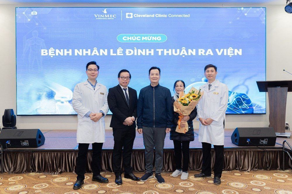 Patient Lê Đình Thuận taking a photo with the main treating doctors on the day of discharge.