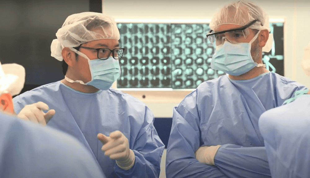 Experts from Cleveland Clinic directly observed the bone tumor surgery at Vinmec.
