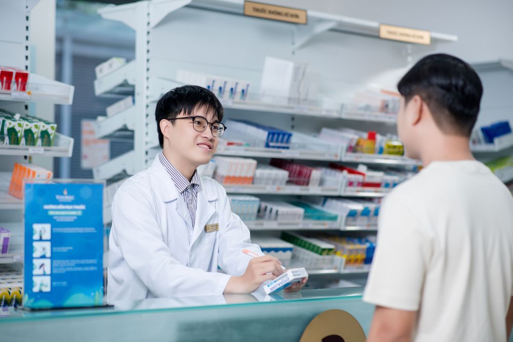 Việc tự ý sử dụng thuốc giảm đau mà không có chỉ định của bác sĩ có thể gây ra nhiều tác dụng phụ nguy hiểm làm nặng thêm tình trạng đau nhức khớp vai, đau khớp cổ tay