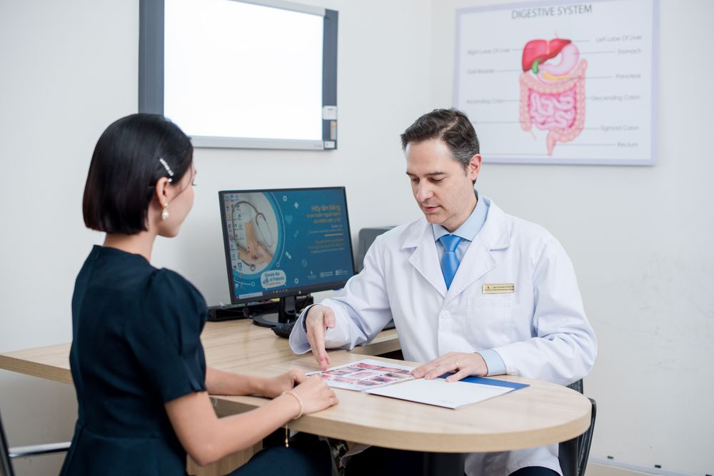 Khi xuất hiện tình trạng đau bụng và đi ngoài phân đen sau 2 tháng cắt polyp đại tràng bệnh nhân cần đến bác sĩ khám và điều trị ngay.