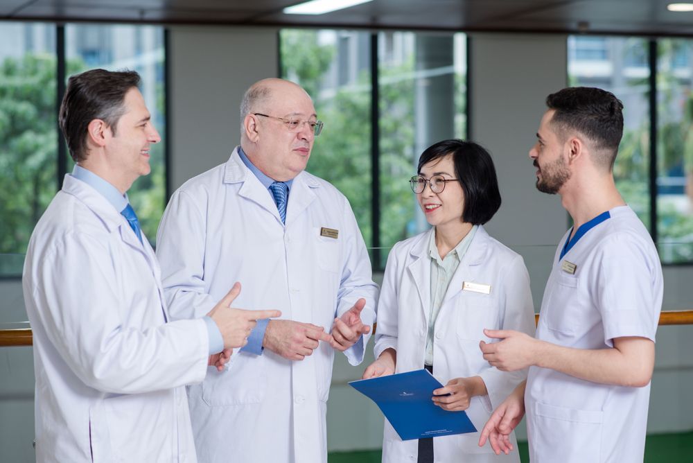 Quyết định điều trị cuối cùng nên dựa trên hội chẩn giữa các bác sĩ chuyên khoa.