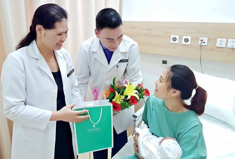 
Các bác sĩ đến chúc mừng, tặng quà cho em bé đầu tiên đã “mẹ tròn con vuông” tại Vinmec Hạ Long
