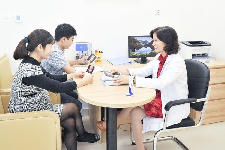 Thai phụ nên đi khám thai định kỳ theo hướng dẫn của bác sĩ