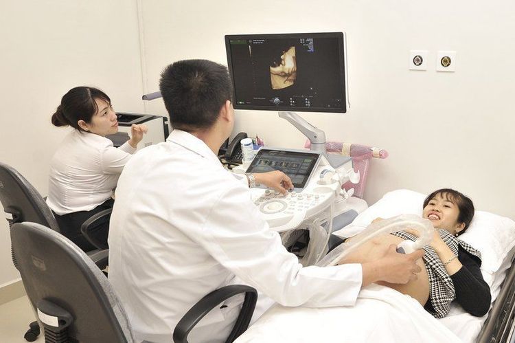 Khách hàng sử dụng dịch vụ siêu âm thai tại Bệnh viện Vinmec
