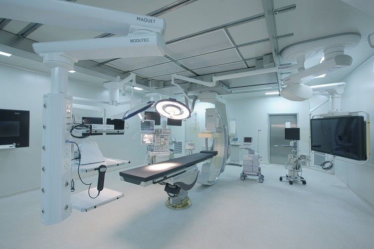 
Vinmec Central Park Hospital utilizes Hybrid operating rooms, which are equipped with many modern devices in order to facilitate advanced surgeries, especially cardiovascular procedures and surgeries
