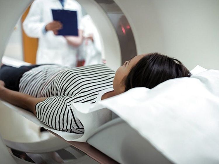 
Bác sĩ điều khiển chụp MRI
