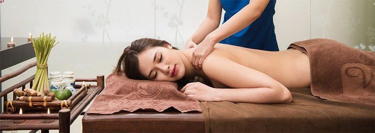 
Phụ nữ sau sinh nên dành thời gian xoa bóp, massage toàn thân để thư giãn gân cốt, giúp máu lưu thông
