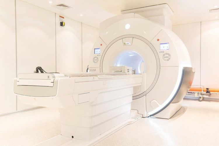Vinmec là bệnh viện đầu tiên tại Đông Nam Á sử dụng máy chụp cộng hưởng từ mới 3.0 Tesla công nghệ Silent từ nhà sản xuất GE Healthcare (Mỹ). Máy áp dụng công nghệ chụp cộng hưởng từ an toàn, chính xác nhất hiện nay, không dùng tia X, không xâm lấn. Công nghệ Silent rất có lợi cho các trường hợp bệnh nhân là trẻ nhỏ, người già, bệnh nhân sức khỏe yếu hay vừa phẫu thuật.