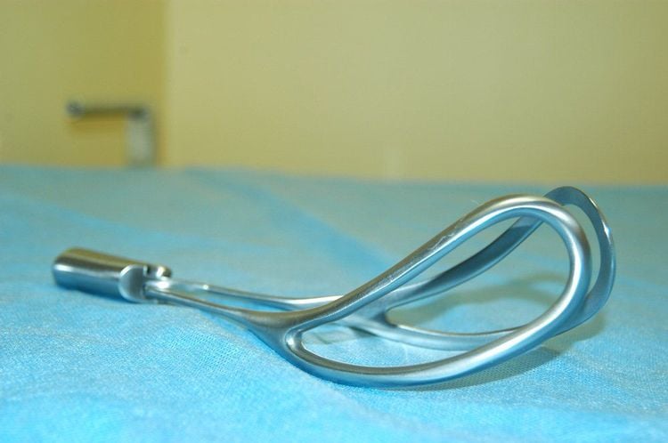 
Dụng cụ sử dụng trong thủ thuật sinh giúp bằng forceps.
