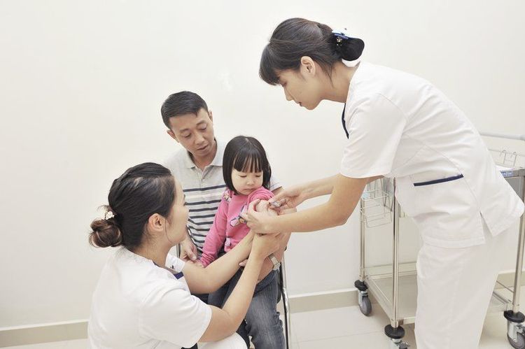 Tiêm vắc xin cho trẻ đúng lịch giúp cơ thể có miễn dịch tốt hơn