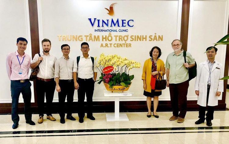 
Thăm quan Trung tâm hỗ trợ sinh sản Vinmec, GS Fernandez đã đánh giá cao những thành công của Trung tâm trong thời gian qua.
