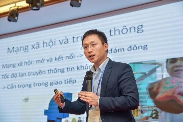 
TS Nguyễn Hoàng Long - GÐ Phát triển Chương trình Ðiều dưỡng Đại học VinUni chia sẻ về sự tương tác tích cực, đa chiều của người điều dưỡng đối với khách hàng trong bối cảnh hiện nay
