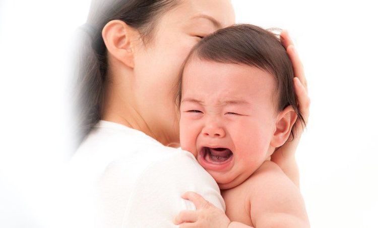 Cha mẹ nên dỗ dành và trấn an để trẻ bớt sợ hãi khi xuất hiện cơn đau ngực