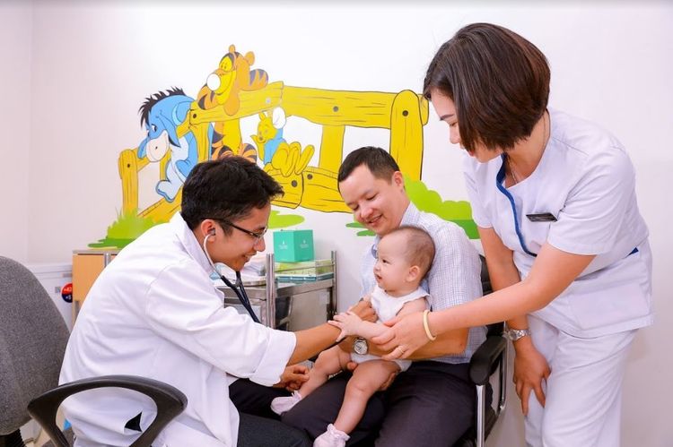 Khám sức khỏe định kỳ cho trẻ sơ sinh là việc làm cần thiết trong quá trình chăm sóc trẻ