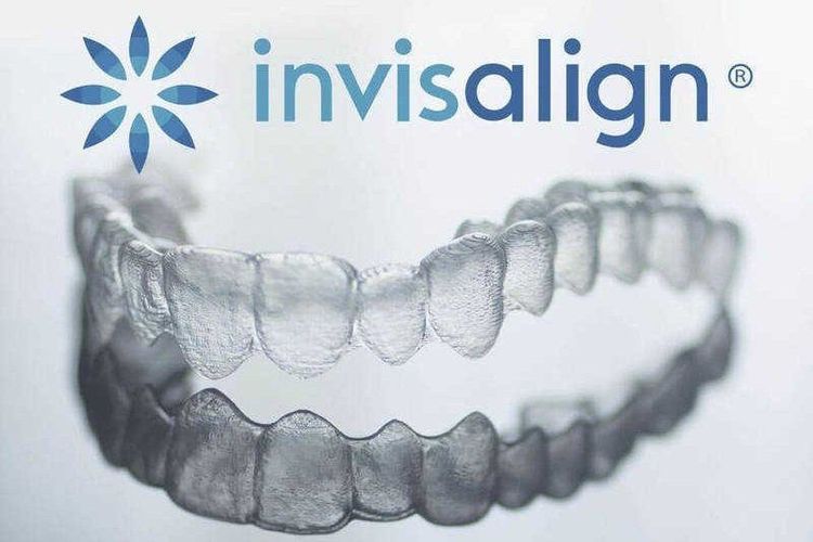 
Điều trị bằng phương pháp niềng răng trong suốt Invisalign
