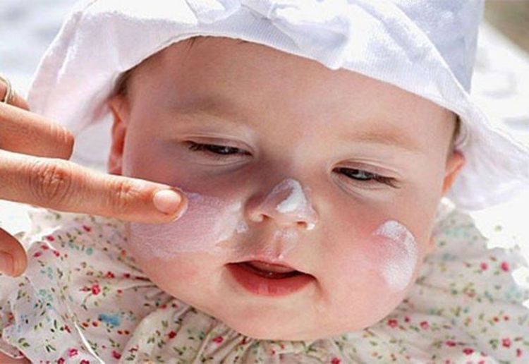 Viêm da cơ địa có thể xuất hiện ở mặt hoặc toàn thân