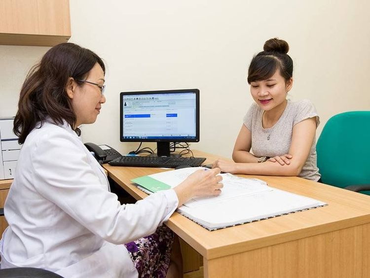 
Bác sĩ sẽ đưa ra phương phap điều trị polyp lòng tử cung phù hợp với người bệnh
