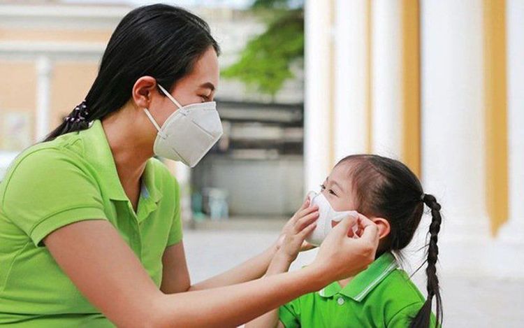 Đeo khẩu trang khi ra ngoài để phòng dịch Covid-19