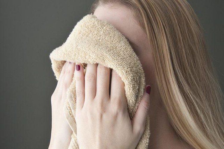 Người bị viêm kết mạc do virus có thể do sử dụng chung khăn mặt