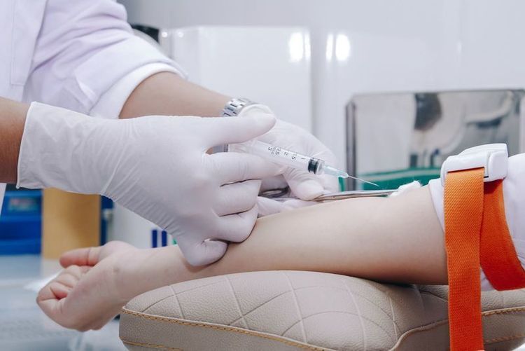 Bệnh nhân thực hiện xét nghiệm trước phẫu thuật