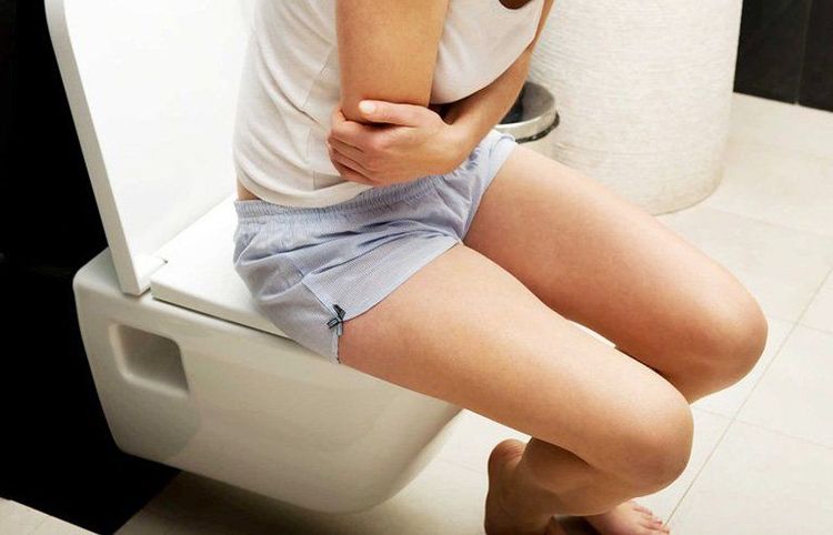 
Người mắc bệnh Crohn thường bị đau bụng và tiêu chảy mãn tính
