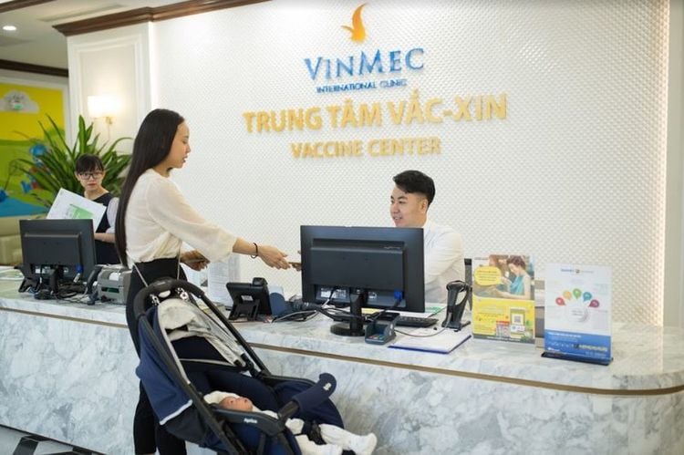 Cha mẹ nên cho trẻ tiêm chủng đầy đủ các mũi vắc-xin giúp phòng ngừa sốt siêu vi phát ban lúc giao mùa