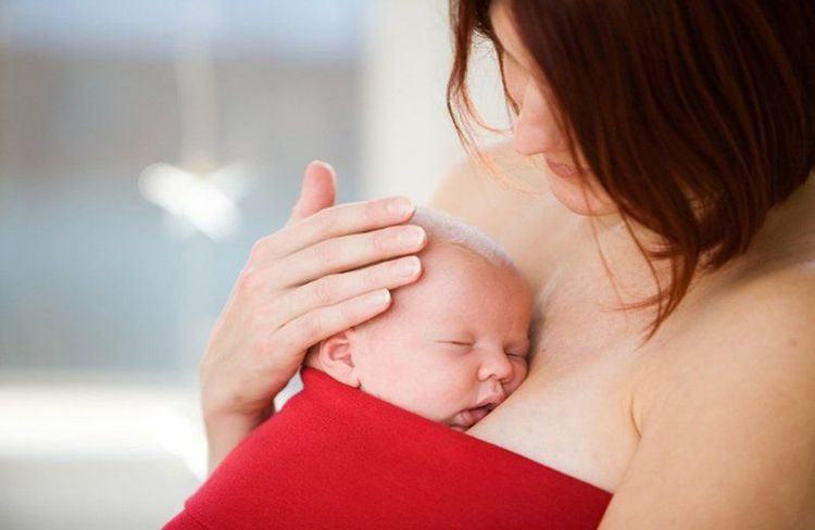 
Bắt đầu cho trẻ bú bằng cách phương pháp Kangaroo (Kangaroo Care) hoặc ôm trẻ vào ngực trần của mẹ
