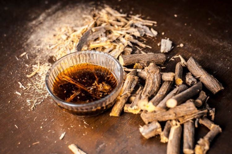 Licorice extract may help reduce skin pigmentation caused by melasma and sun exposure