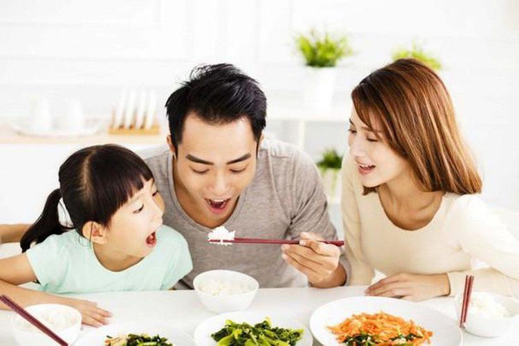 
Bố mẹ chính là hình mẫu thực phẩm các bé
