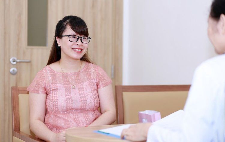 
Image of a customer receiving health advice after antenatal check-up at Vinmec
