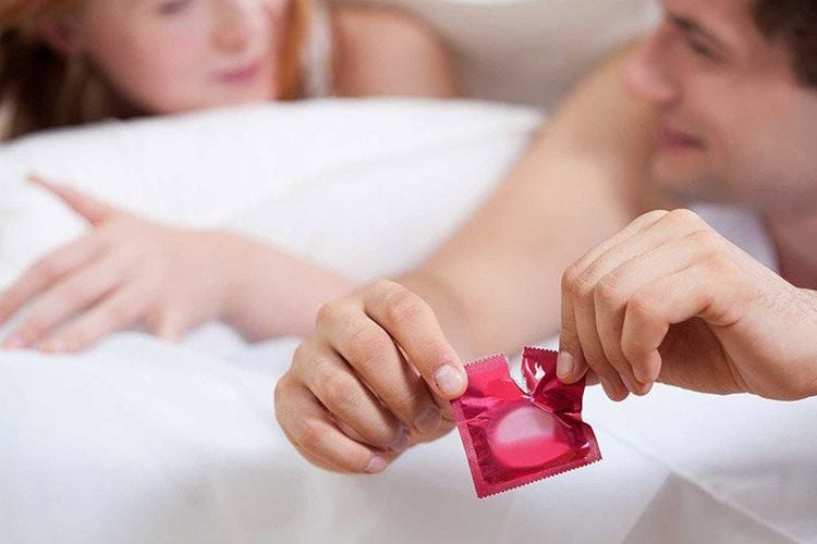 Sử dụng bao cao su là biện pháp tránh thai hiệu quả có thể phòng tránh được các bệnh xã hội lây qua đường tình dục