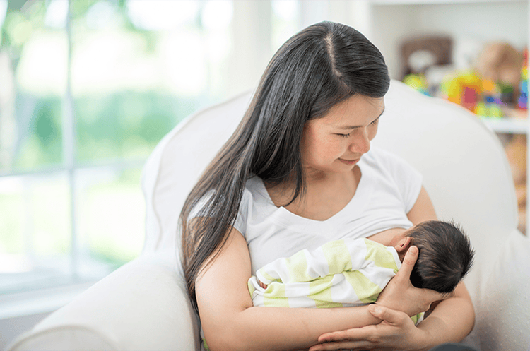 
Mẹ nên cho bé bú đều 2 bên để ngăn ngừa viêm vú
