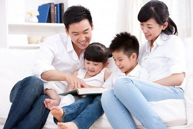 
Cha mẹ nên đọc sách cho con nghe hàng ngày để phát triển ngôn ngữ và nhận thức
