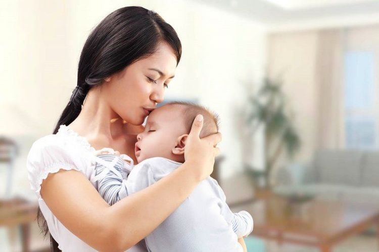 Bố mẹ nên trò chuyện và âu yếm cho đến khi bé thực sự rơi vào giấc ngủ