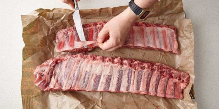 Chuẩn bị sườn để nướng cần trải qua nhiều giai đoạn sơ chế cẩn thận