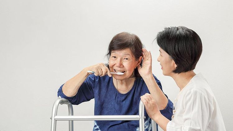 Động viên, giúp đỡ sẽ giúp bệnh nhân lạc quan hơn trong quá trình điều trị
