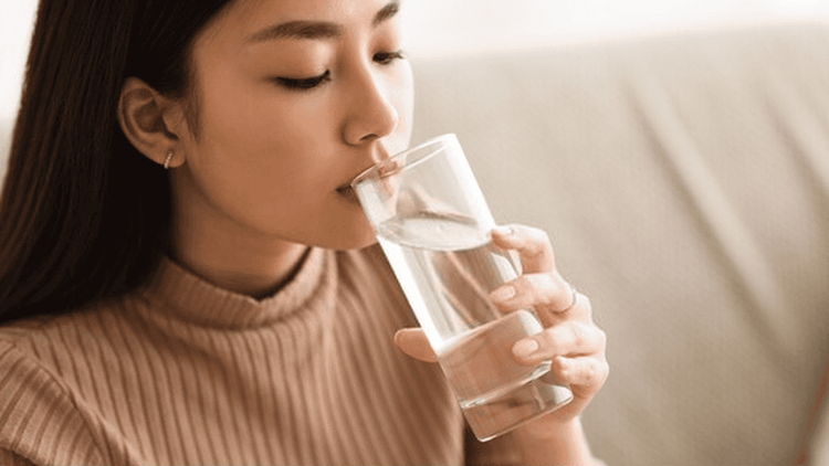 Hãy đảm bảo uống nhiều nước, đồ uống thể thao hoặc chất lỏng trong khác (2 đến 3 lít mỗi ngày)