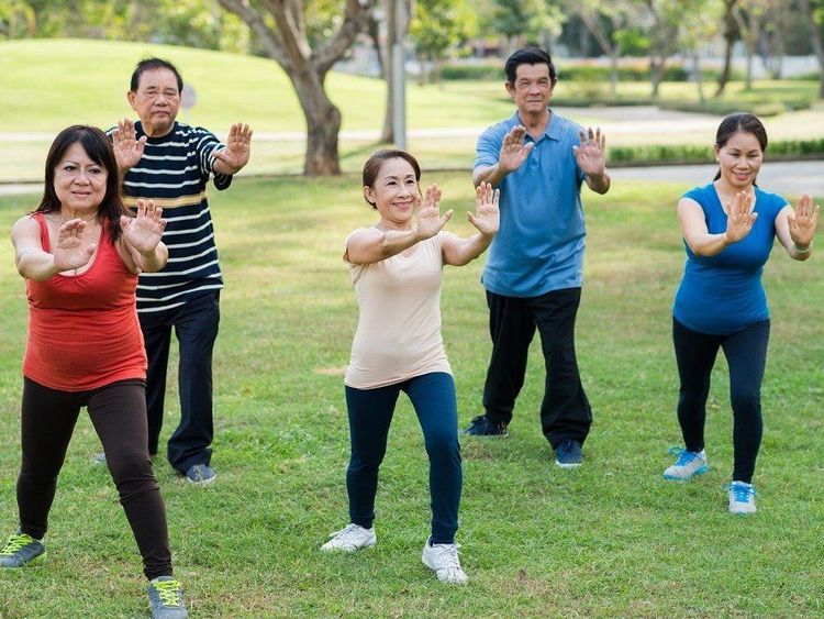 Tập thể dục cùng người thân hoặc bạn bè cũng là một cách hay