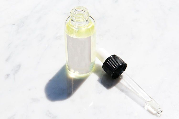 
Tuy tinh chất và serum dưỡng da đều chứa hàm lượng hoạt chất cao nhưng chúng có những vai trò khác nhau trong quy trình chăm sóc da toàn diện
