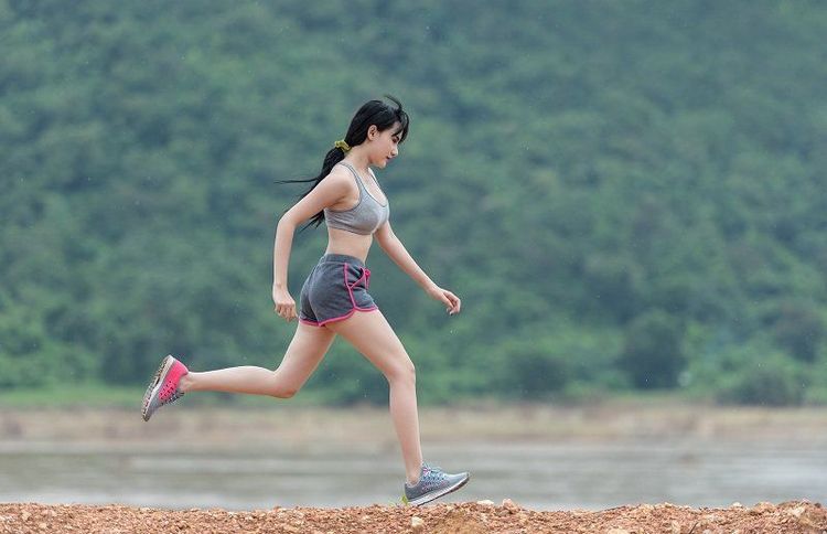 
Luôn nhìn thẳng khi chạy: quá chú ý vào đôi chân sẽ khiến bạn không thể bình tĩnh hoặc khó kiểm soát cảm xúc
