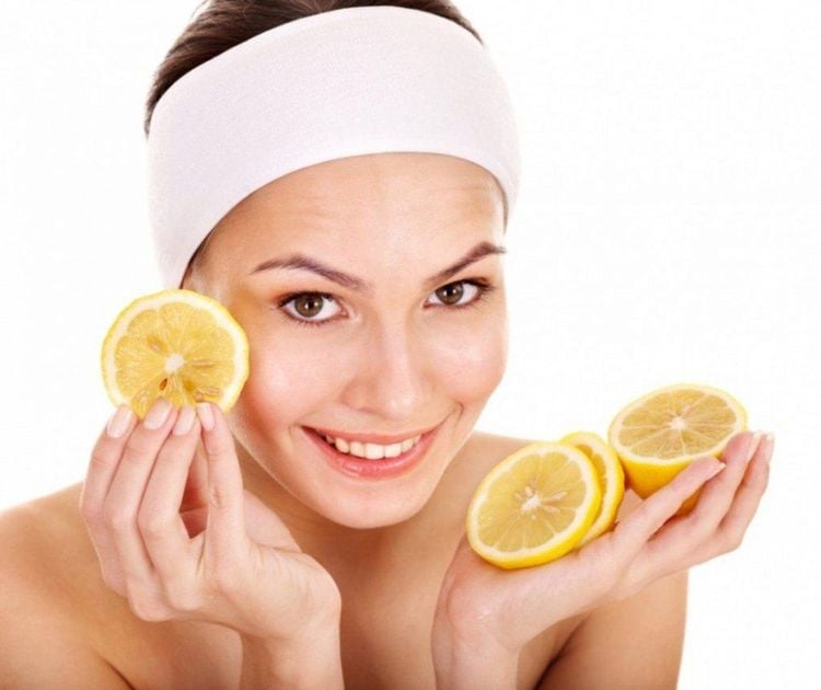 
Vitamin C là một thành phần phổ biến trong các sản phẩm chăm sóc da giúp làm đẹp da
