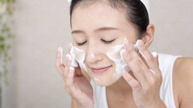 
Cho dù bạn chọn sữa rửa mặt dạng gel hay dạng kem, bạn chỉ cần một lượng vừa đủ
